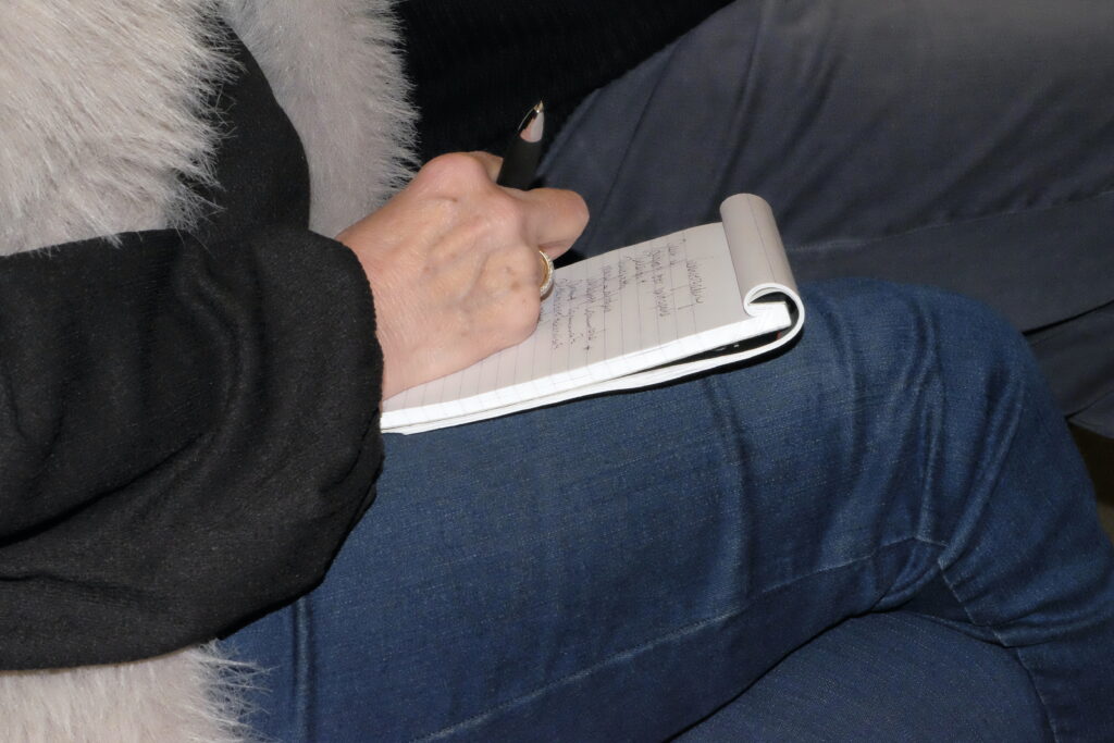 Aantekeningen maken bij ALV Zuidenwind.